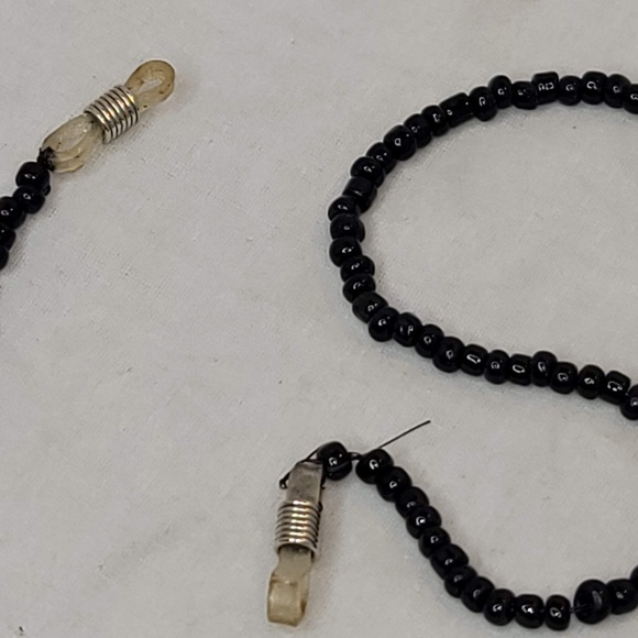 eyeglass holder Black glass beads  Green oblong glass beads - Picture 5 of 5